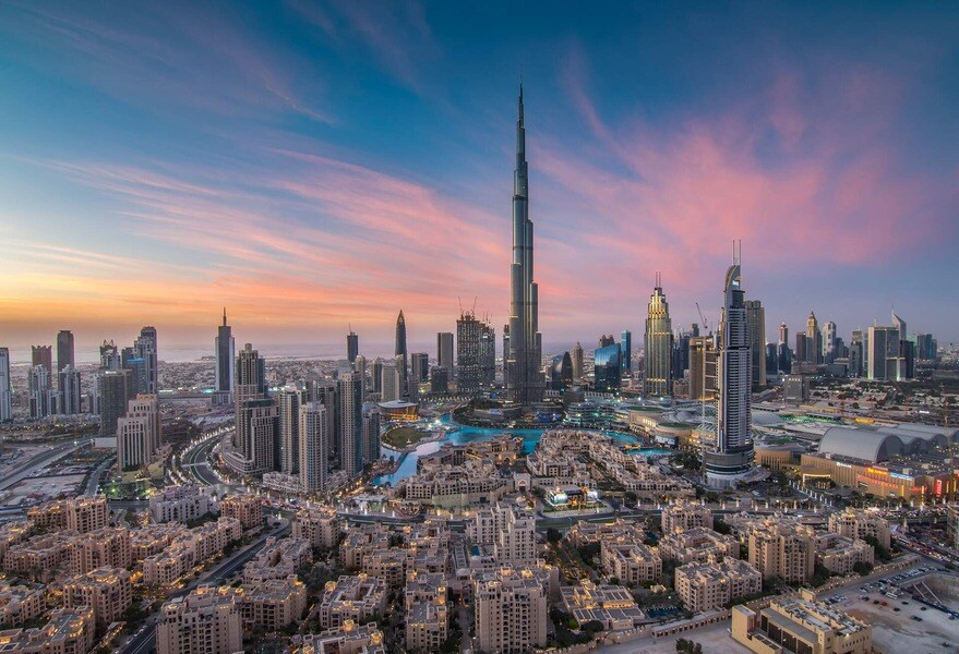 DEST_UAE_DUBAI_SKYLINE_SUNSET_GettyImages-1070127800_Universal (1)